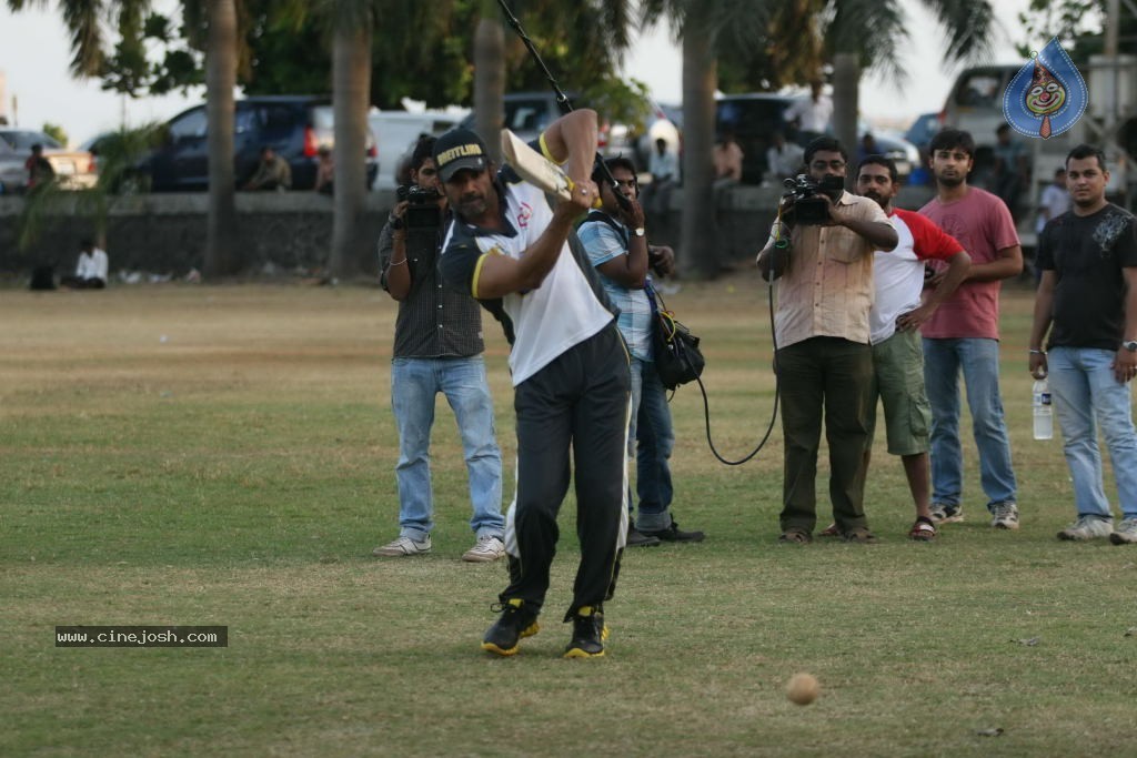 Mumbai Heroes vs Boxyboyz Match for CCL - 24 / 111 photos