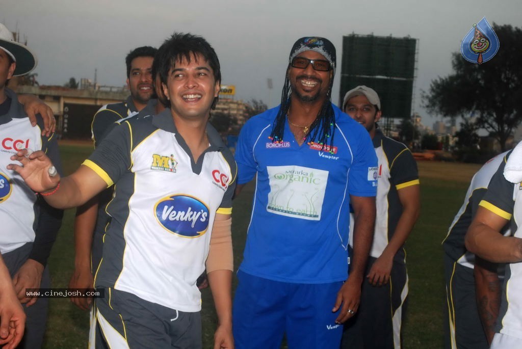 Mumbai Heroes vs Boxyboyz Match for CCL - 25 / 111 photos