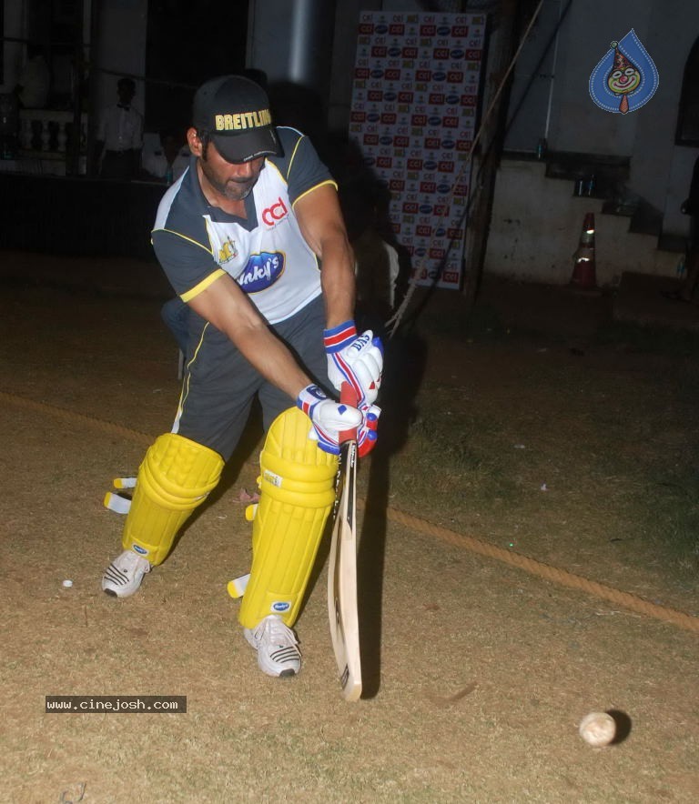Mumbai Heroes vs Boxyboyz Match for CCL - 28 / 111 photos