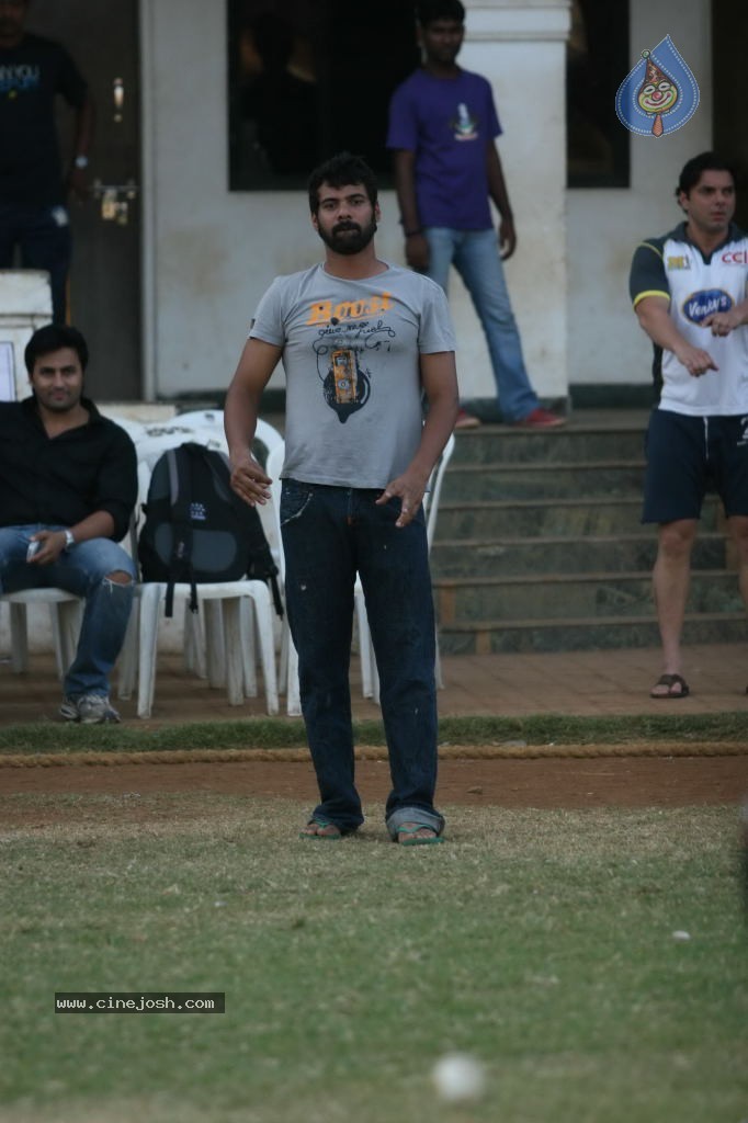 Mumbai Heroes vs Boxyboyz Match for CCL - 31 / 111 photos