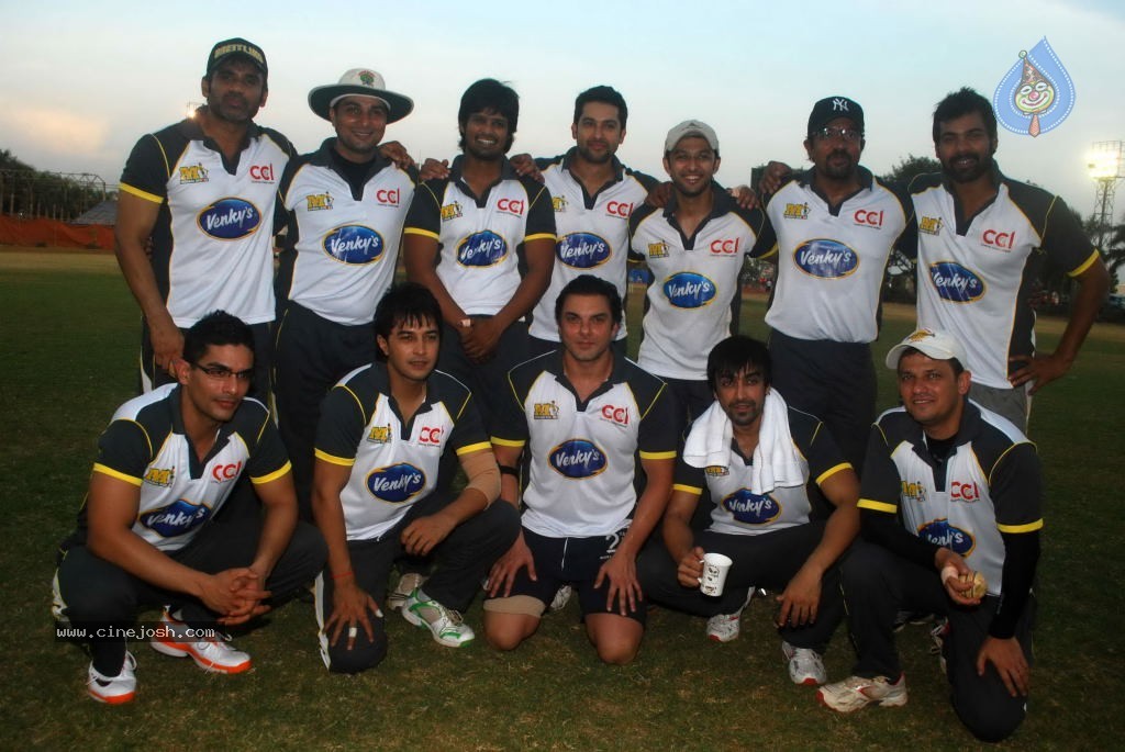 Mumbai Heroes vs Boxyboyz Match for CCL - 33 / 111 photos