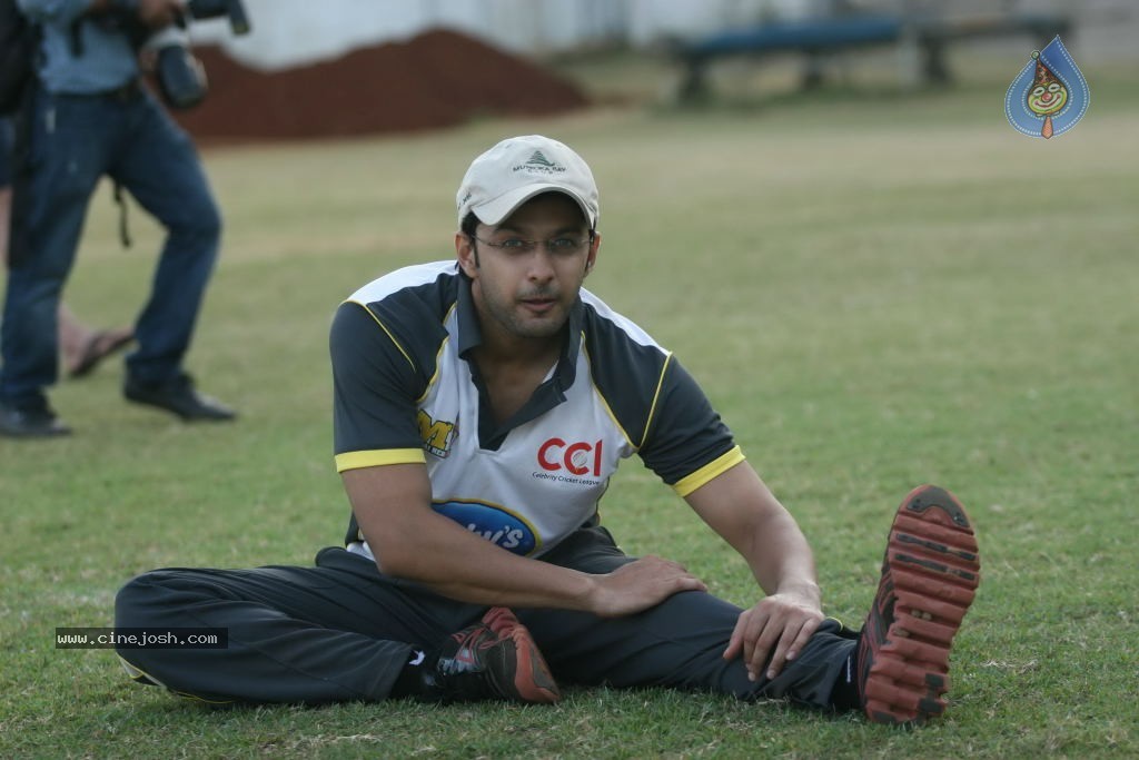 Mumbai Heroes vs Boxyboyz Match for CCL - 36 / 111 photos