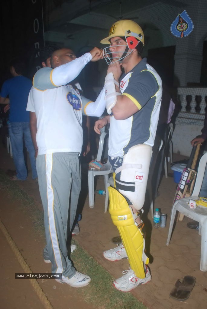 Mumbai Heroes vs Boxyboyz Match for CCL - 42 / 111 photos