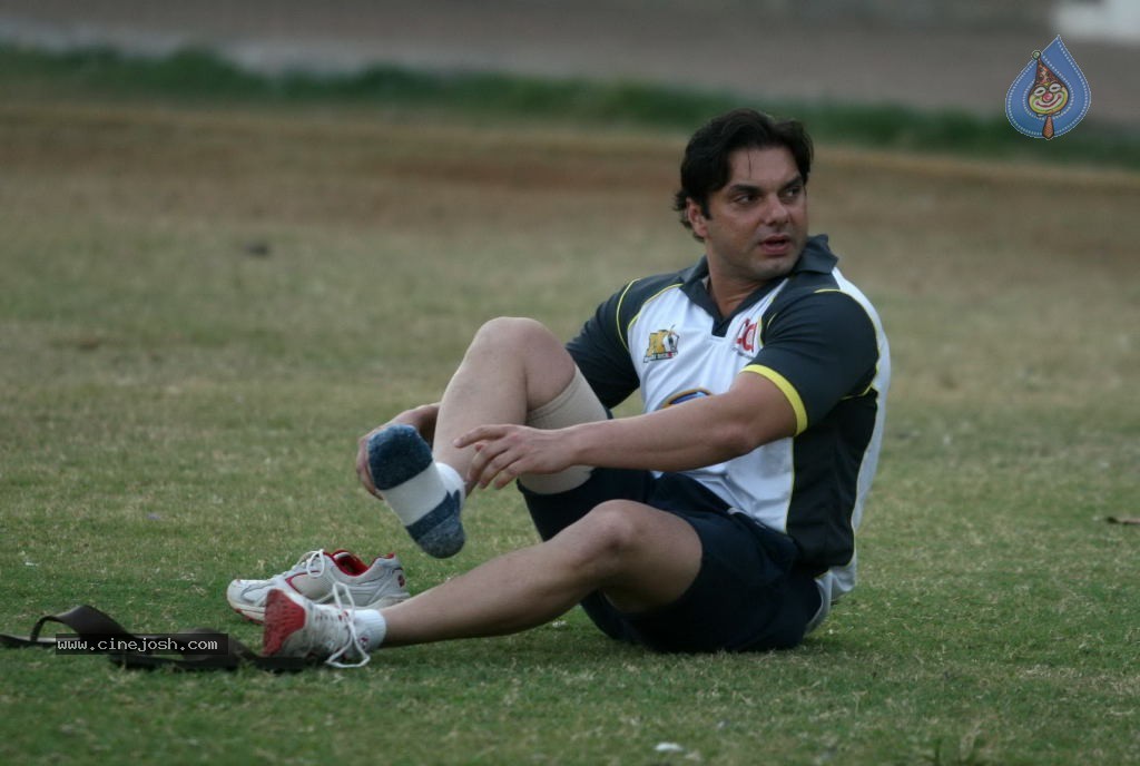 Mumbai Heroes vs Boxyboyz Match for CCL - 44 / 111 photos