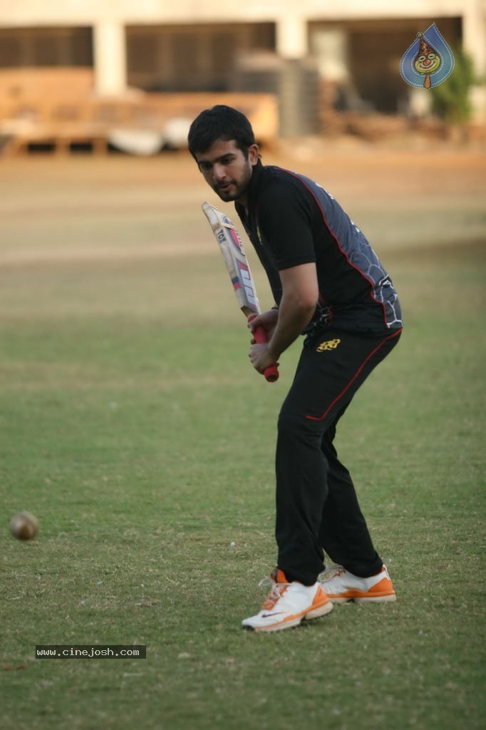 Mumbai Heroes vs Boxyboyz Match for CCL - 48 / 111 photos