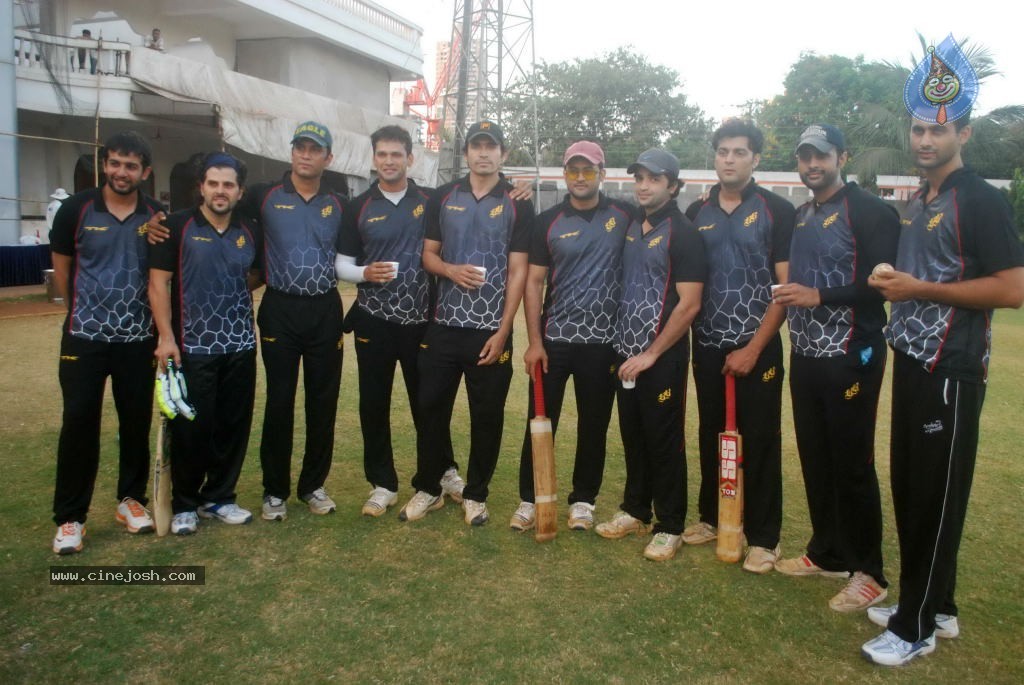 Mumbai Heroes vs Boxyboyz Match for CCL - 49 / 111 photos