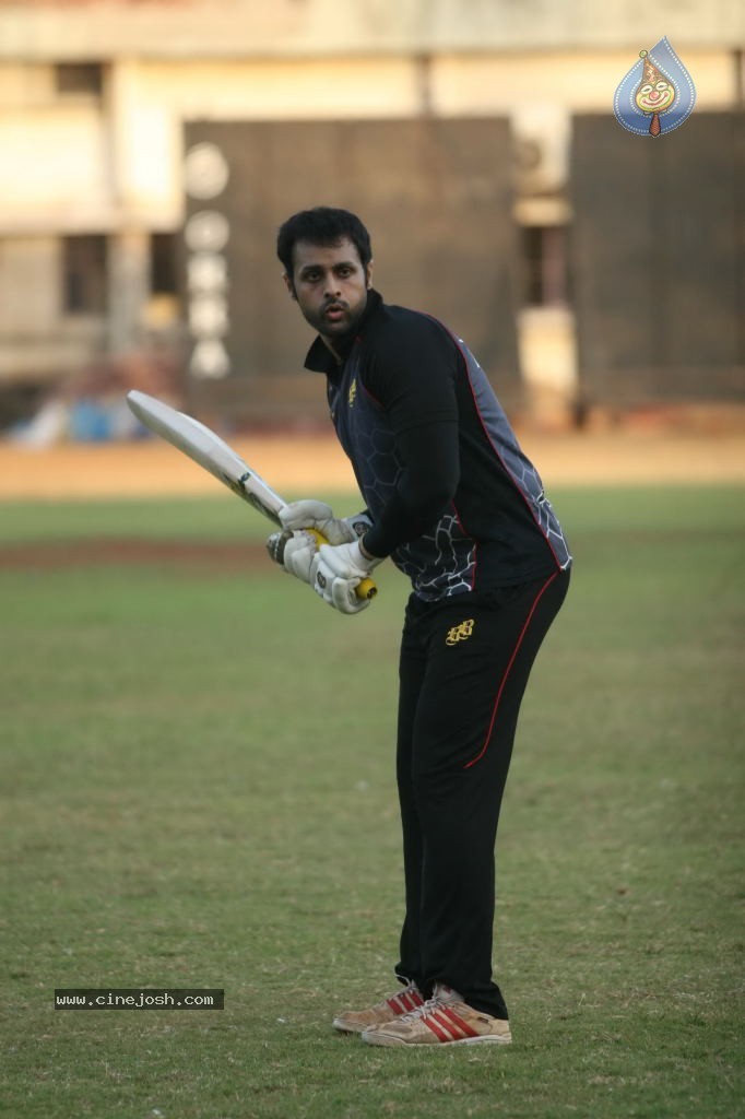 Mumbai Heroes vs Boxyboyz Match for CCL - 53 / 111 photos