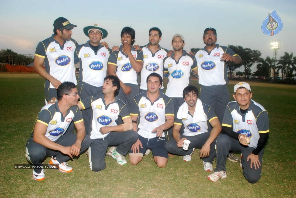 Mumbai Heroes vs Boxyboyz Match for CCL - 54 / 111 photos