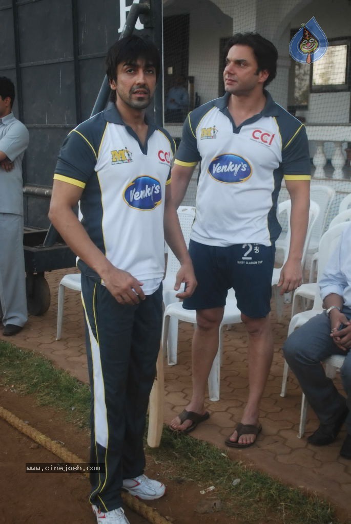 Mumbai Heroes vs Boxyboyz Match for CCL - 55 / 111 photos