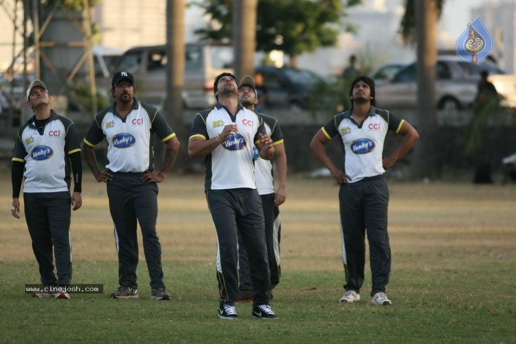 Mumbai Heroes vs Boxyboyz Match for CCL - 60 / 111 photos