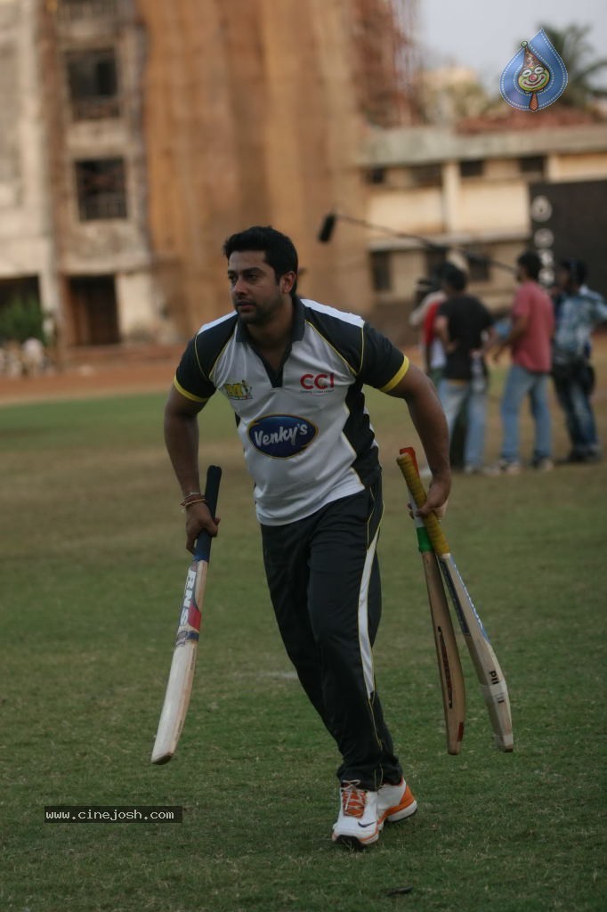 Mumbai Heroes vs Boxyboyz Match for CCL - 61 / 111 photos