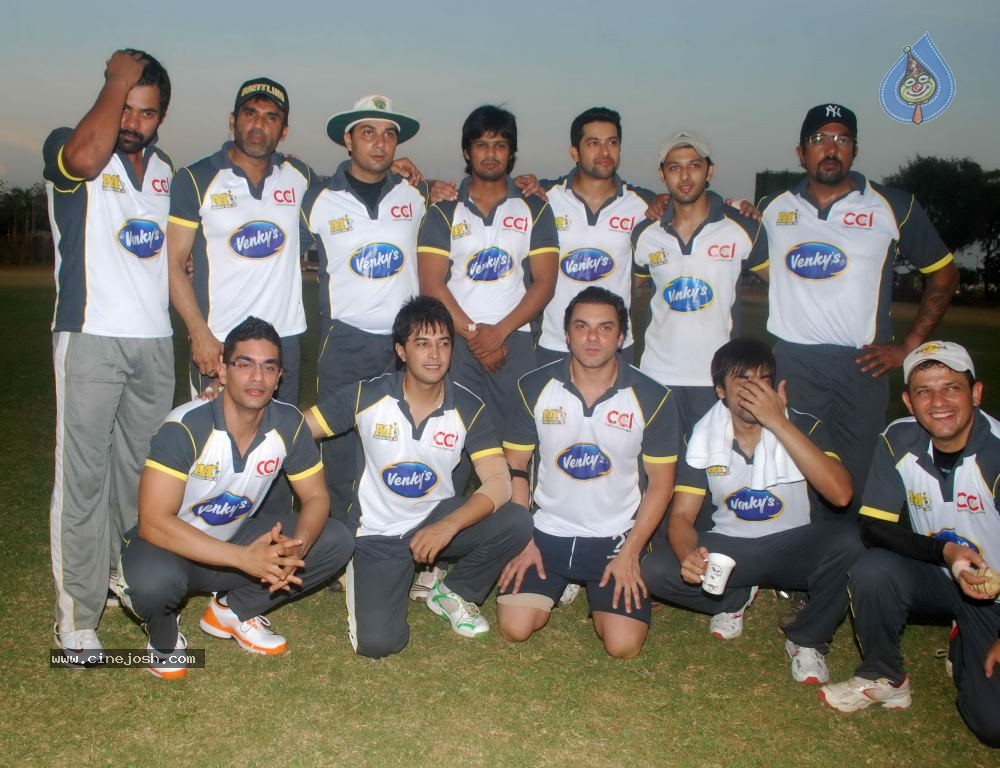 Mumbai Heroes vs Boxyboyz Match for CCL - 64 / 111 photos