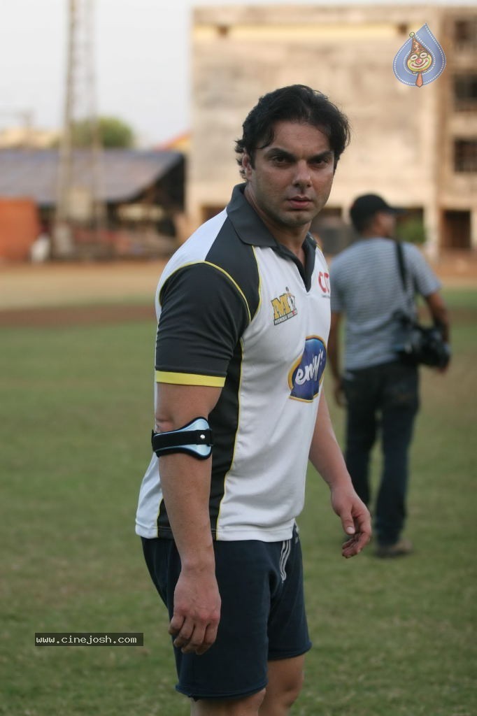 Mumbai Heroes vs Boxyboyz Match for CCL - 68 / 111 photos