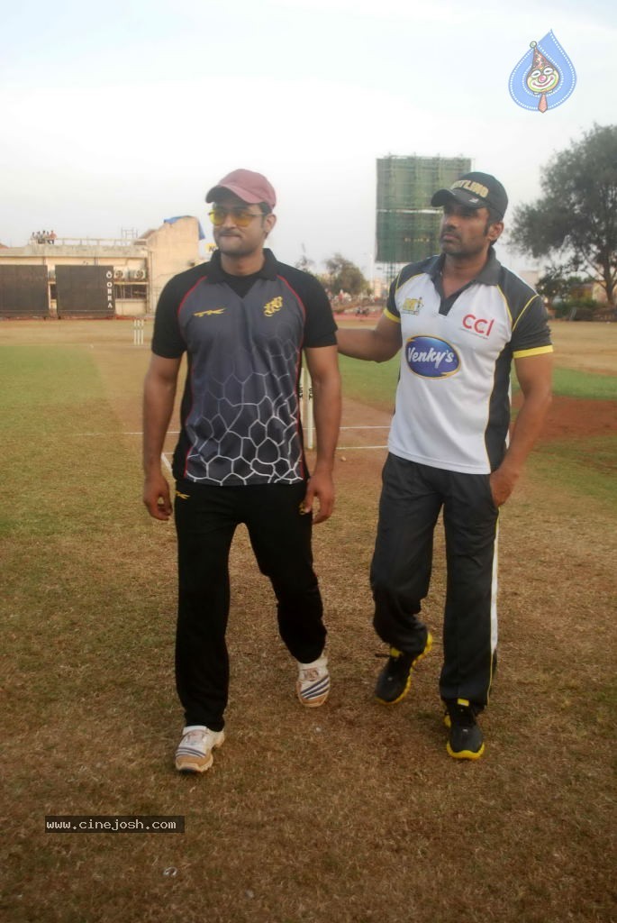 Mumbai Heroes vs Boxyboyz Match for CCL - 70 / 111 photos