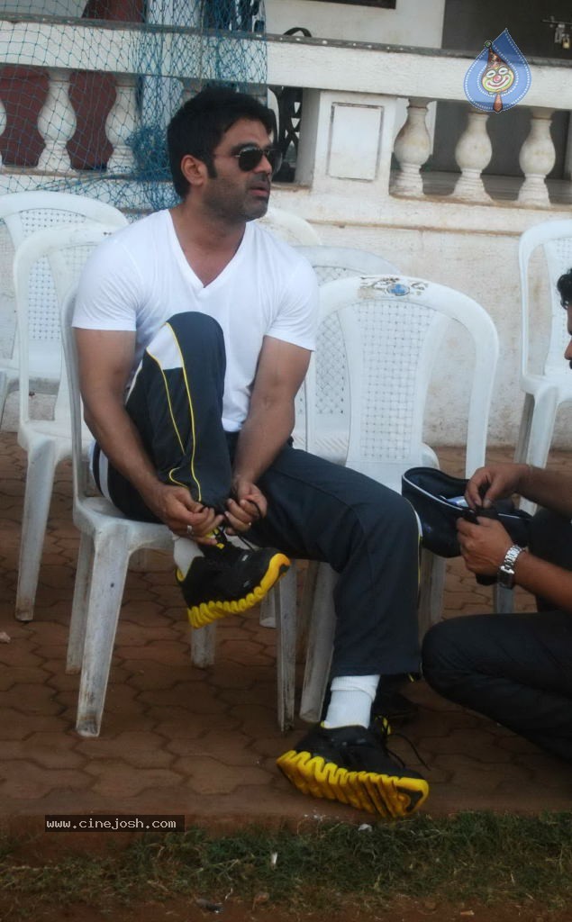 Mumbai Heroes vs Boxyboyz Match for CCL - 73 / 111 photos