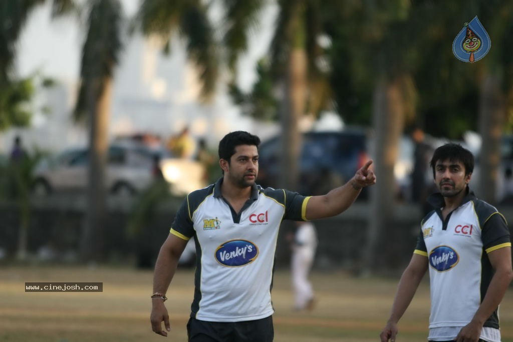 Mumbai Heroes vs Boxyboyz Match for CCL - 75 / 111 photos