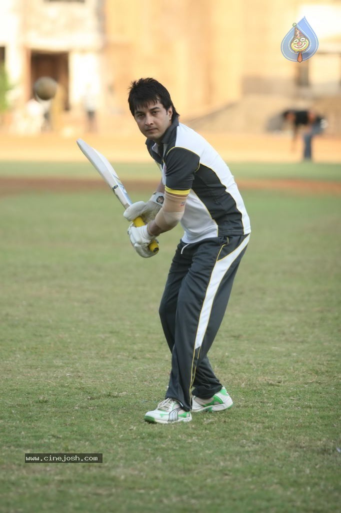 Mumbai Heroes vs Boxyboyz Match for CCL - 90 / 111 photos