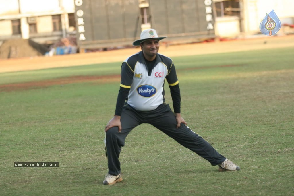 Mumbai Heroes vs Boxyboyz Match for CCL - 108 / 111 photos