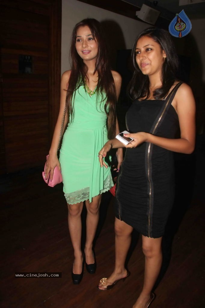 Munisha Khatwani Birthday Party 2011 - 30 / 81 photos