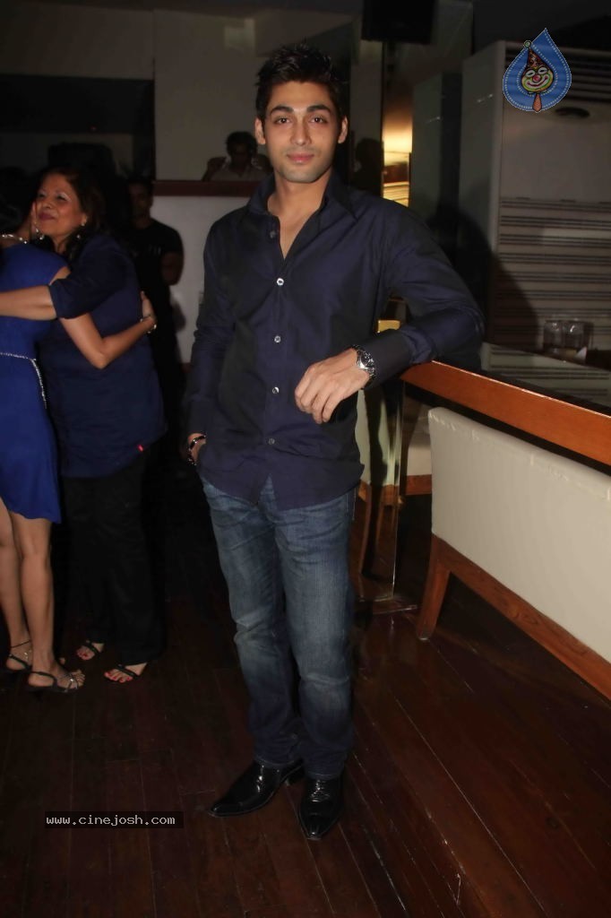 Munisha Khatwani Birthday Party 2011 - 33 / 81 photos