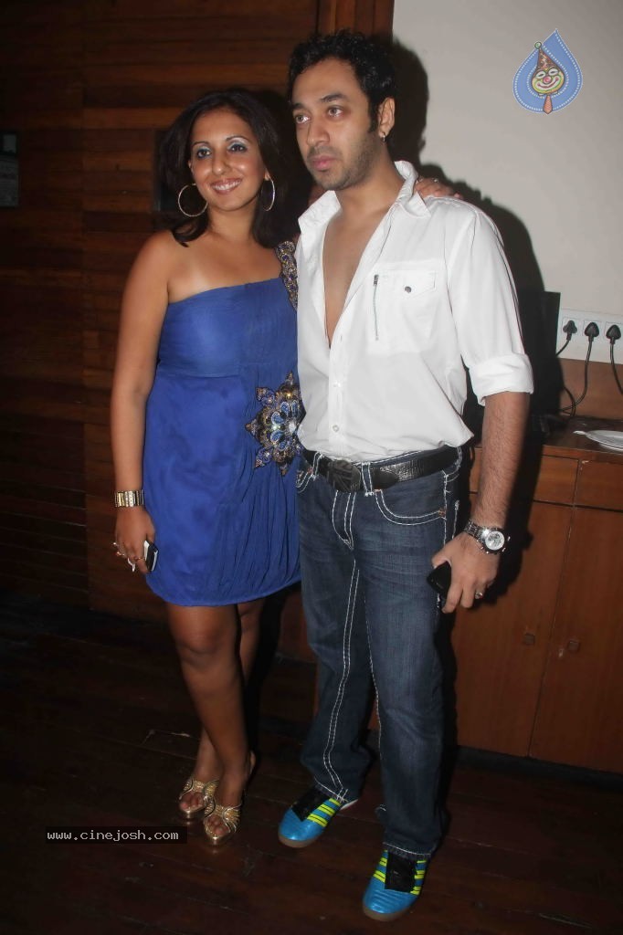 Munisha Khatwani Birthday Party 2011 - 55 / 81 photos