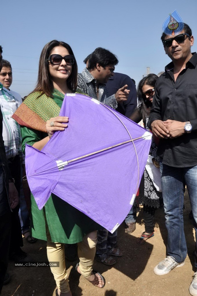 Nagma at Kite Flying Competition  - 42 / 48 photos