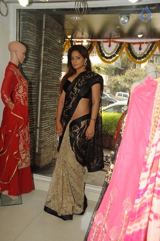 Neetu Chandra Launches Sandhya Singh New Collection - 4 / 21 photos