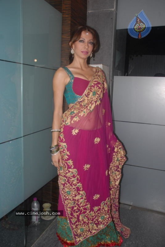 Neetu Chandra, Tanushree Dutta at Apartment film 1st look launch - 21 / 46 photos