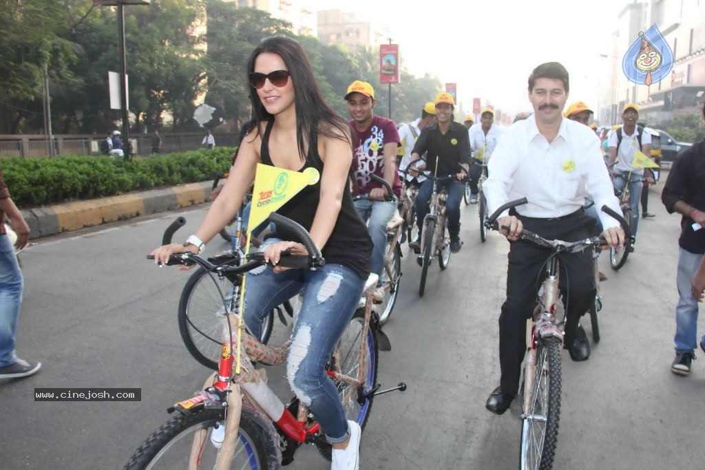Neha Dhupia at 92.7 FM Cyclogreen Marathon Event - 4 / 40 photos