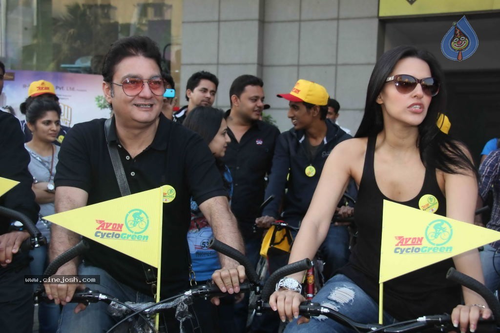 Neha Dhupia at 92.7 FM Cyclogreen Marathon Event - 11 / 40 photos