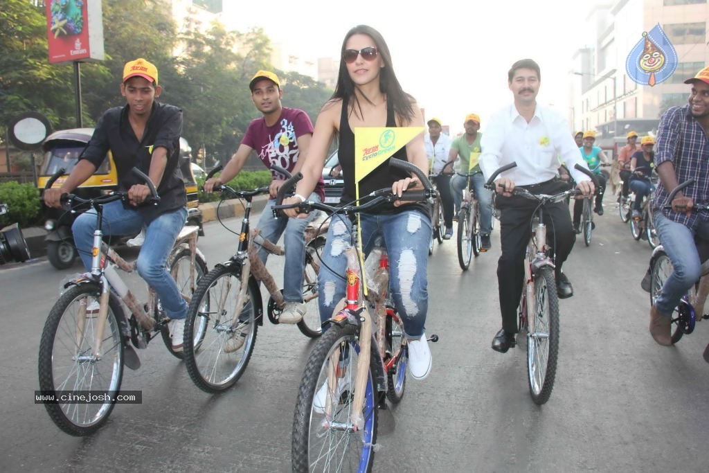Neha Dhupia at 92.7 FM Cyclogreen Marathon Event - 14 / 40 photos