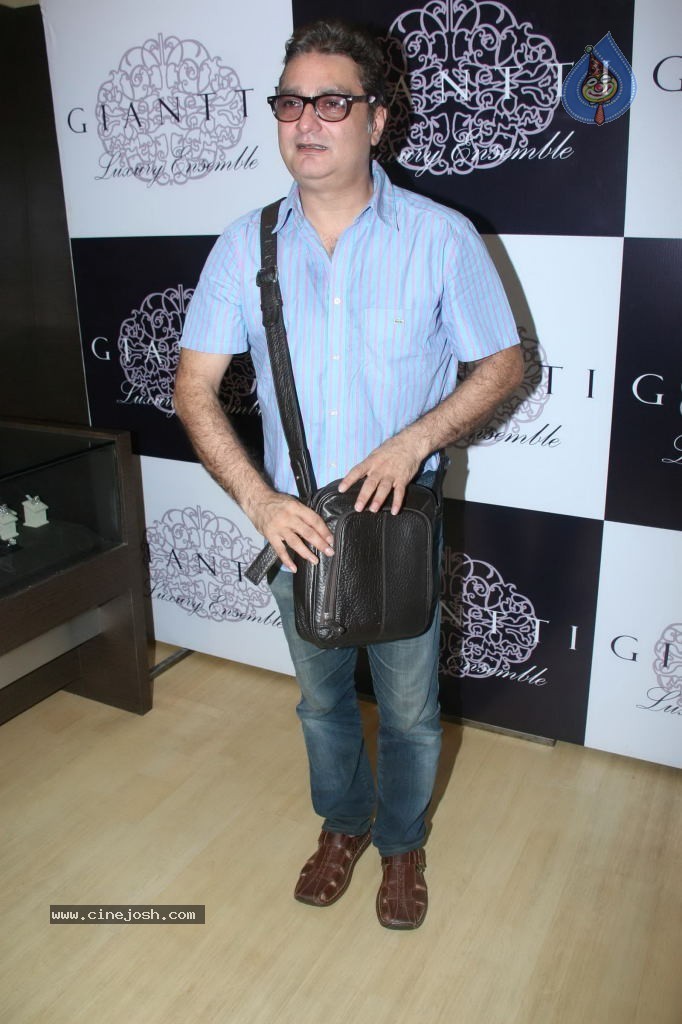 Neha Dhupia at Gianti Event - 20 / 28 photos