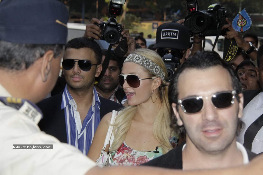 Paris Hilton at Siddhivinayak Temple n Ashray NGO - 4 / 66 photos