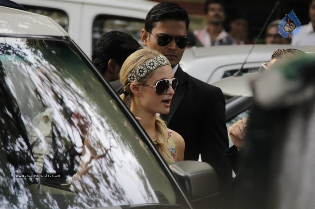 Paris Hilton at Siddhivinayak Temple n Ashray NGO - 5 / 66 photos
