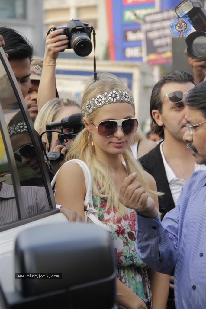 Paris Hilton at Siddhivinayak Temple n Ashray NGO - 7 / 66 photos