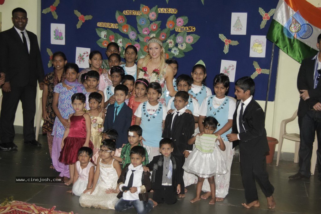 Paris Hilton at Siddhivinayak Temple n Ashray NGO - 21 / 66 photos