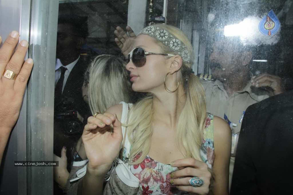 Paris Hilton at Siddhivinayak Temple n Ashray NGO - 28 / 66 photos