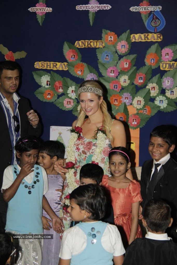 Paris Hilton at Siddhivinayak Temple n Ashray NGO - 30 / 66 photos