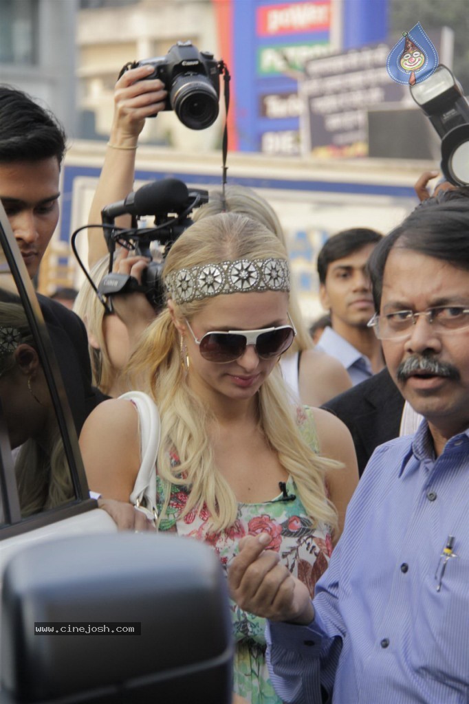 Paris Hilton at Siddhivinayak Temple n Ashray NGO - 34 / 66 photos