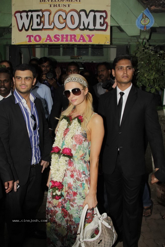 Paris Hilton at Siddhivinayak Temple n Ashray NGO - 35 / 66 photos