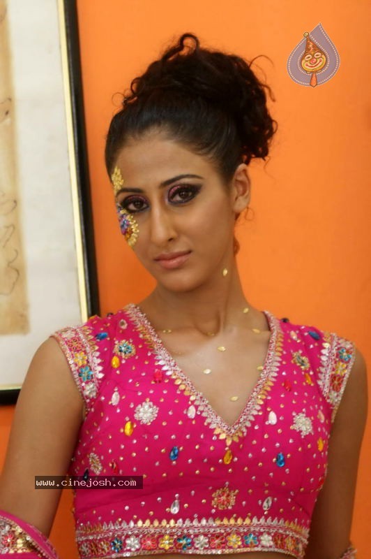Umair Zafar Collection Photos - 15 / 45 photos