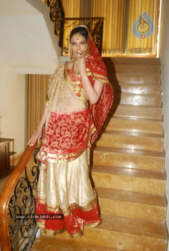 Umair Zafar Collection Photos - 27 / 45 photos