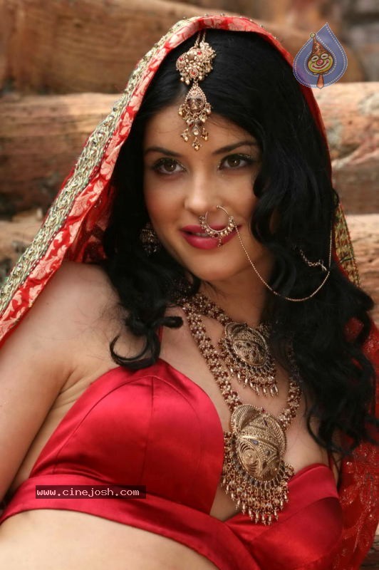 Umair Zafar Collection Photos - 29 / 45 photos