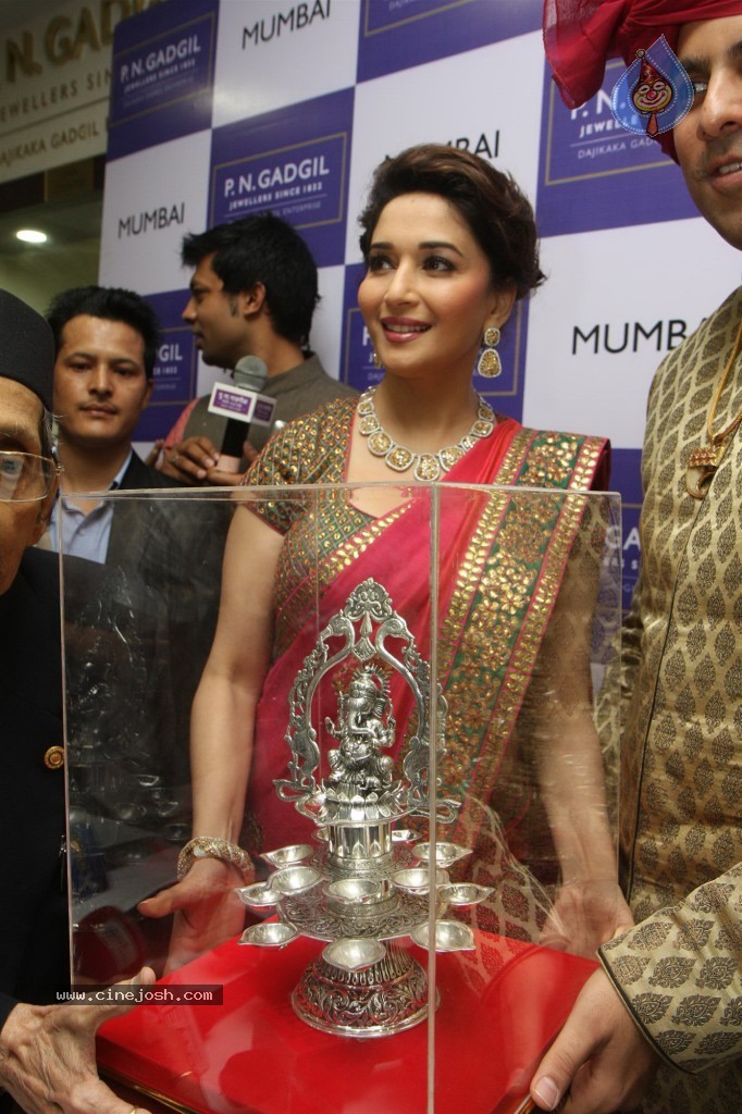 PN Gadgil Jewellers Showroom Launch - 9 / 44 photos