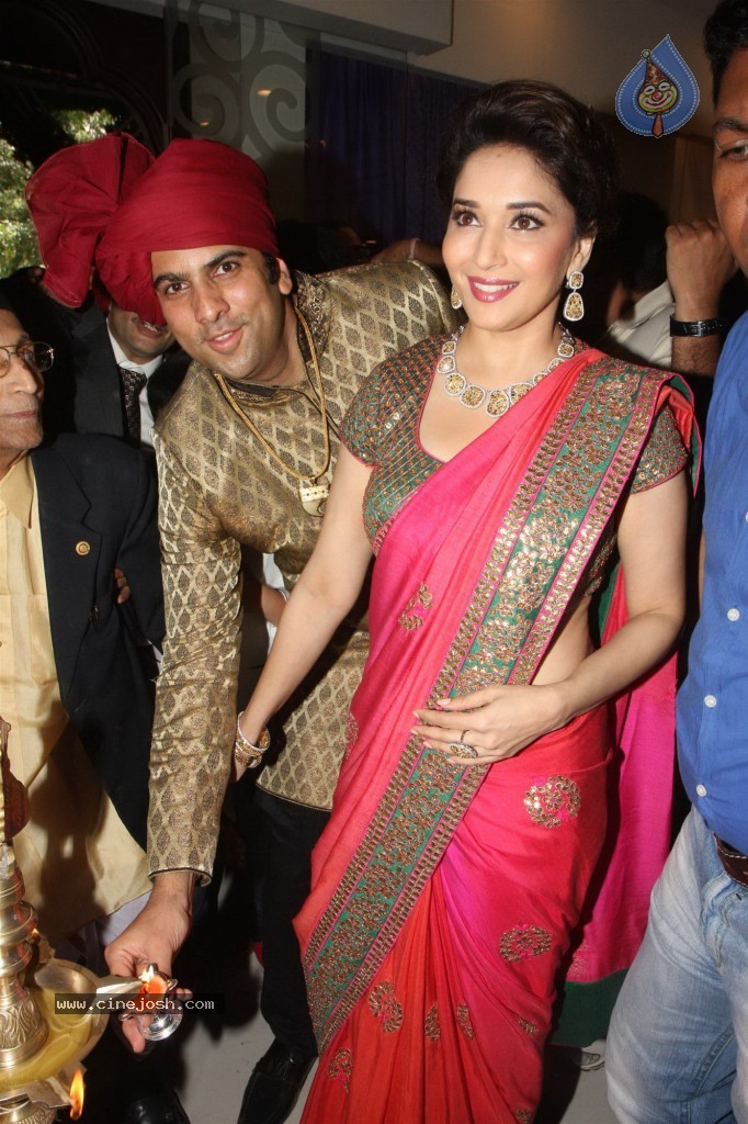 PN Gadgil Jewellers Showroom Launch - 20 / 44 photos