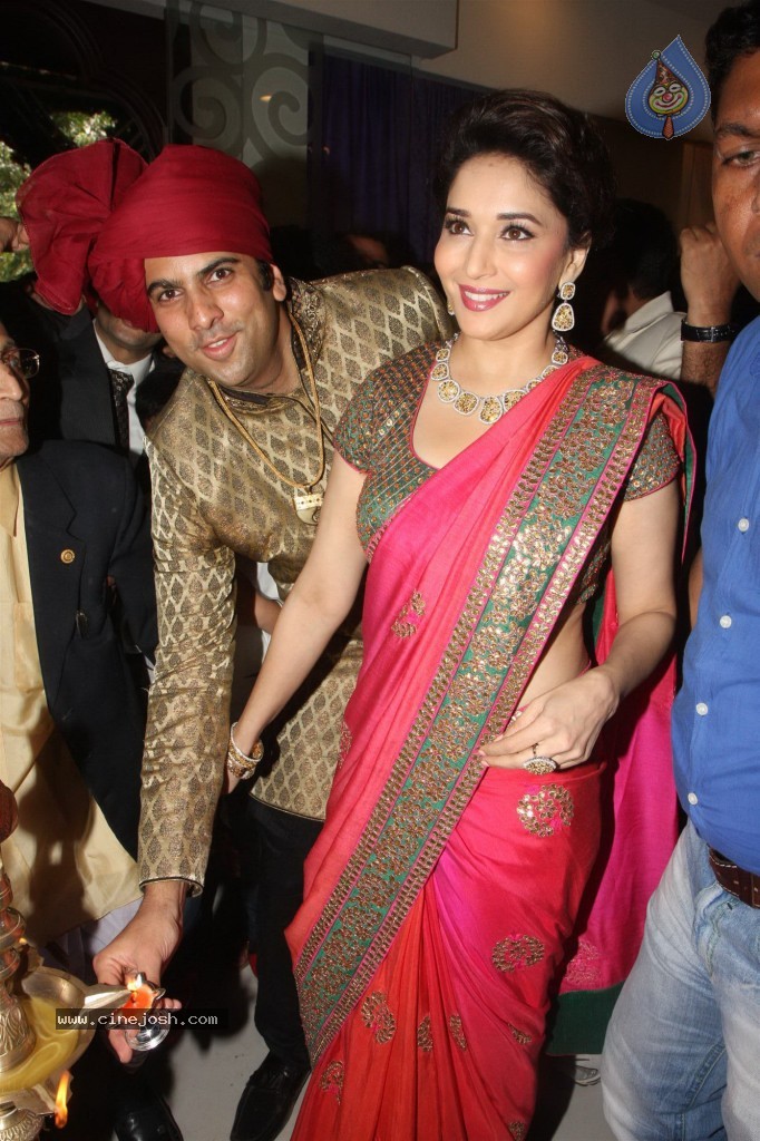 PN Gadgil Jewellers Showroom Launch - 27 / 44 photos