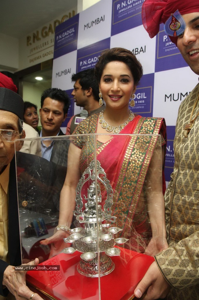PN Gadgil Jewellers Showroom Launch - 32 / 44 photos