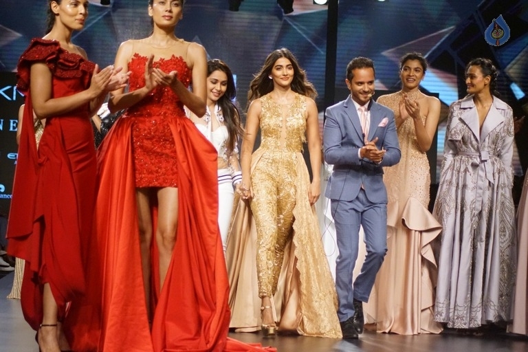 Pooja Hegde at LFW Winter Festive 2017 - 12 / 17 photos