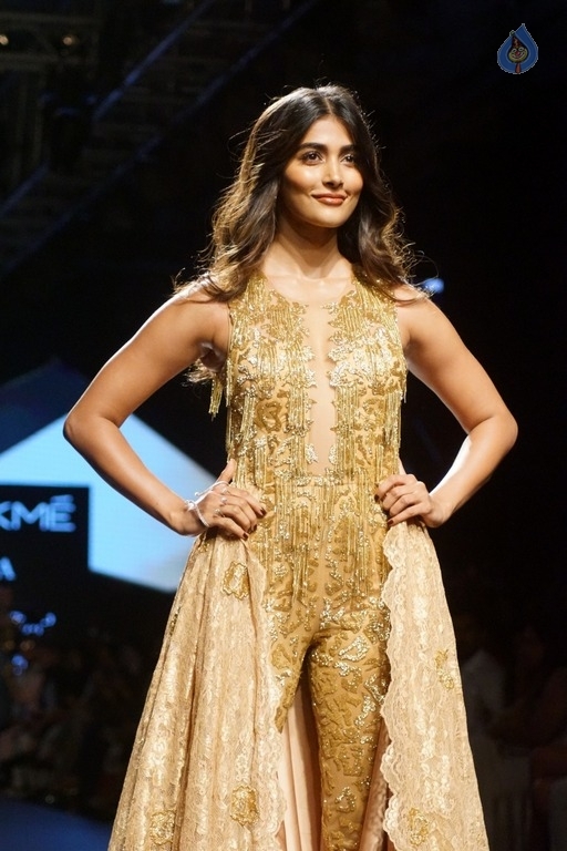 Pooja Hegde at LFW Winter Festive 2017 - 13 / 17 photos