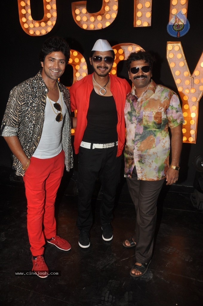 Poshter Boyz Movie Promotional Song Shoot - 12 / 28 photos